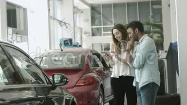 帅哥和美女在汽车陈列室使用智能手机